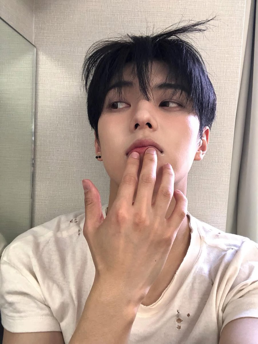 너무 잘생겨서 잘생겼다는 말밖에 안 나옴 . .