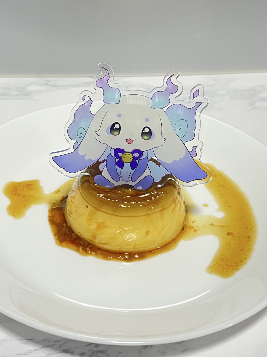 新作のアクリルピックだと、長さをちょうせいしたので、浅い食べ物にも刺せるようになりました。

柔らかプリンだと、ピックが倒れちゃうので
後ろに支えが必要なんですねぇ 