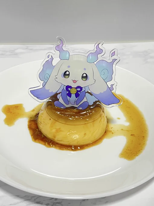新作のアクリルピックだと、長さをちょうせいしたので、浅い食べ物にも刺せるようになりました。 柔らかプリンだと、ピックが倒れちゃうので 後ろに支えが必要なんですねぇ