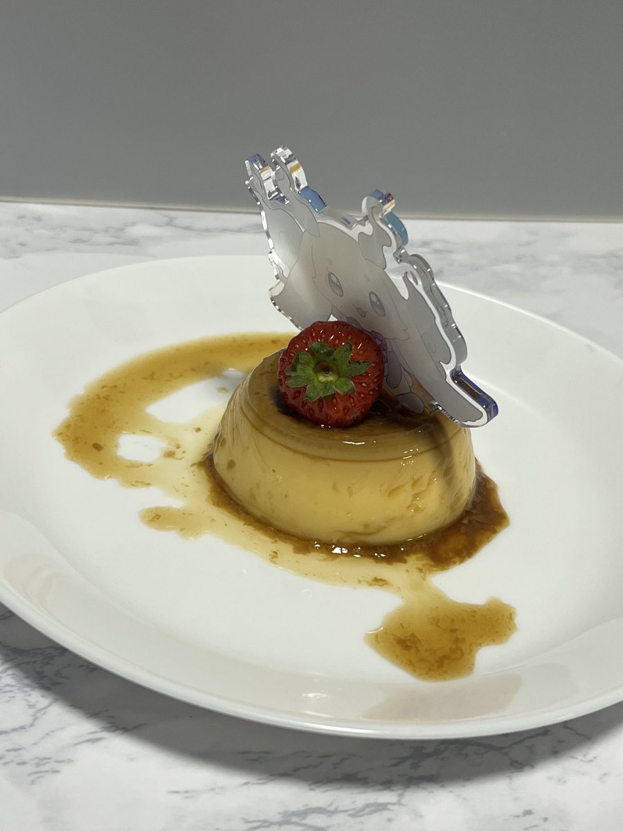 新作のアクリルピックだと、長さをちょうせいしたので、浅い食べ物にも刺せるようになりました。

柔らかプリンだと、ピックが倒れちゃうので
後ろに支えが必要なんですねぇ 