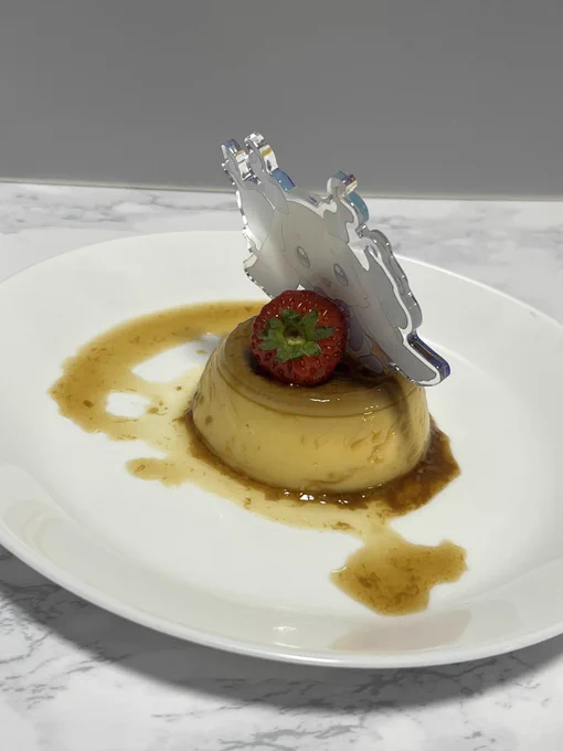 新作のアクリルピックだと、長さをちょうせいしたので、浅い食べ物にも刺せるようになりました。 柔らかプリンだと、ピックが倒れちゃうので 後ろに支えが必要なんですねぇ