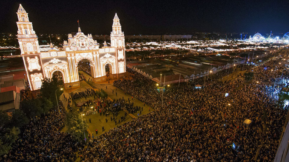 Que digo yo: 
No se debería vallar el recinto de la Feria de Sevilla, solo permitiendo el acceso al personal operario y encargados de casetas?…si la ciudadanía votó feria de lunes a domingo a que viene permitir la masificación de ayer y hoy?…