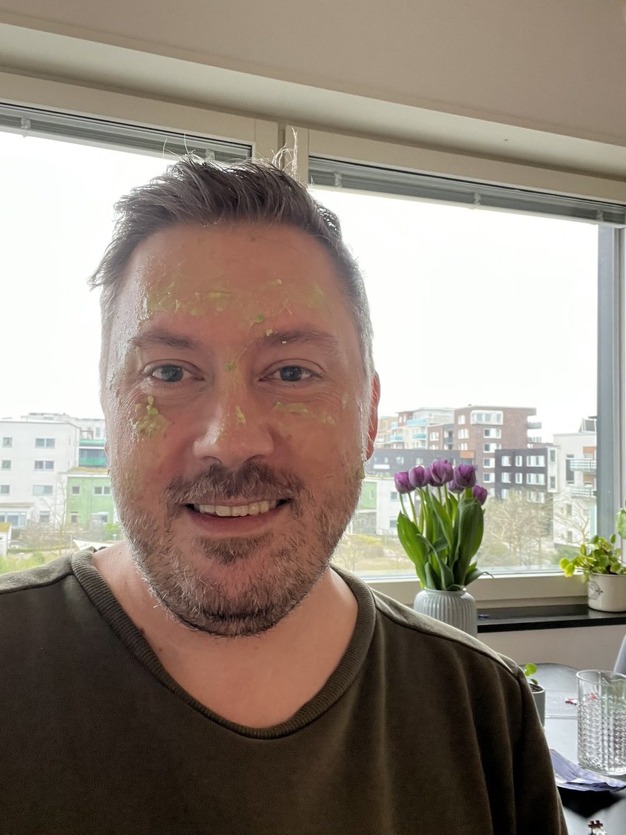 DanielAxelsson2's tweet photo. Får en hemmagjord avokadobaserad facemask av en femåring med blandade resultat https://t.co/Uko33hwqjg