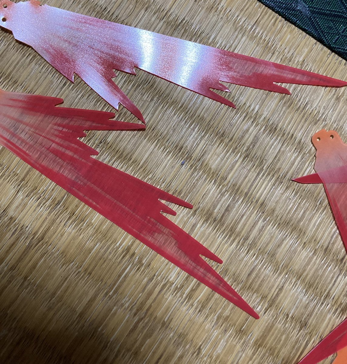 #ガンプラ
#プラモデルライフ
#ガンプラ改造
カルラをベースにリボーンズの胸コア、バエルの胸装甲を貼り付け
らしさが欲しいとシリンダーを貼り付けつつ、左右に振って動いてるように見えるよう内側を少し削りました
光の翼は２機分16枚裏表についており、丸い先は爪切りして尖らせてあります
2/4