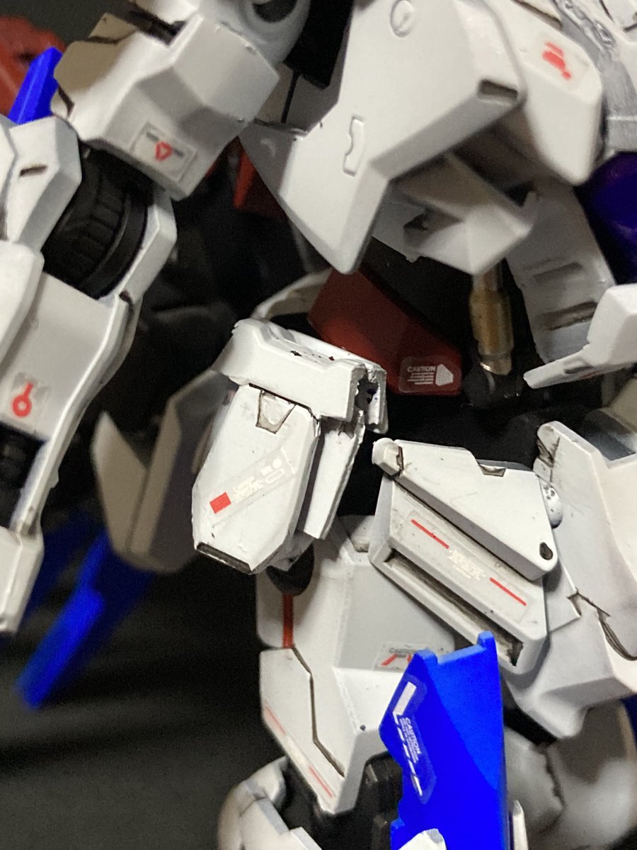 #ガンプラ
#プラモデルライフ
#ガンプラ改造
リバーシブルとリボーンズのバックパックを連結し、バエルの背中ジョイントを腰裏装甲に接着してあります
小さいファングは２機分の腰裏装甲を接着してファングと装着機に分割
中に隙間があったのでプラ板を入れて、留めて脱着できるようにしました
3/4
