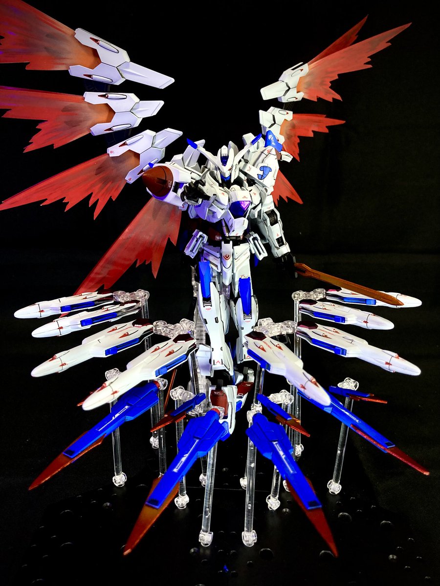 #ガンプラ
#プラモデルライフ
#ガンプラ改造
バエルソードはGN粒子を纏ってるなら赤粒子と金色剣だからオレンジ寄りにして、稼働の邪魔にならない足に装着
トランザムは機体が白いので赤とピンクのライトで照らしたららしくなりました
バエルらしさも残しつつ
威光を感じる形になったと思います
4/4