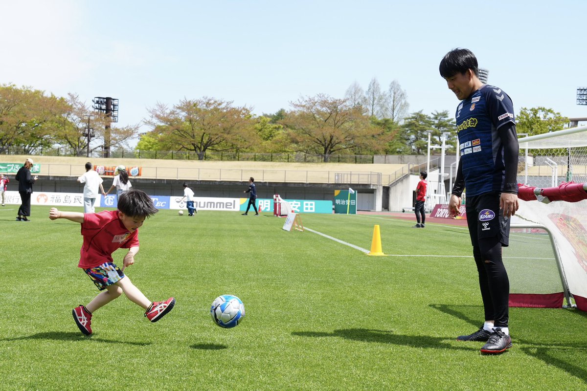 npofusc's tweet photo. 🔴ホームゲームサッカー教室⚫️
4/19(日)vs岐阜の前座で親子50組のの皆さんとサッカー教室を行いました！！

この日は、お父さんやお母さんも我が子に負けじと皆さん必死でした🔥

ご参加いただきありがとうございました🙇

#帝北ロジスティックス
#福島ユナイテッド
#サッカー教室
#親子 https://t.co/mu9mn3y3S4