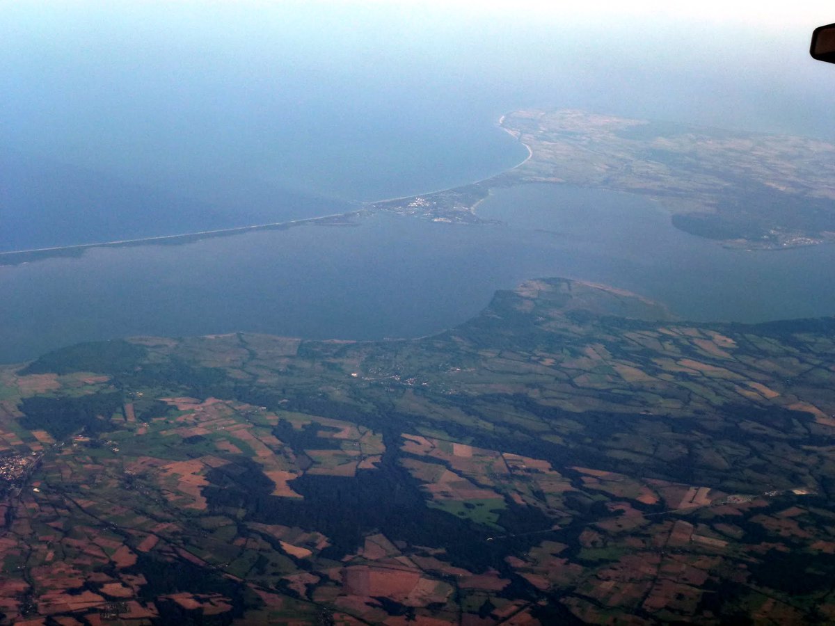 Pillandia's tweet image. Laguna della Vistola settentrionale e confine internazionale tra Polonia (Braniewo, Varmia-Masuria, sotto) e Moscovia (Oblast di Königsberg, sopra) si stagliano su questa veduta aerea del 2018. 
🌐: 54°25'56.1"N 19°55'27.5"E. 

#Border #Polska #Poland #Królewiec #Königsberg