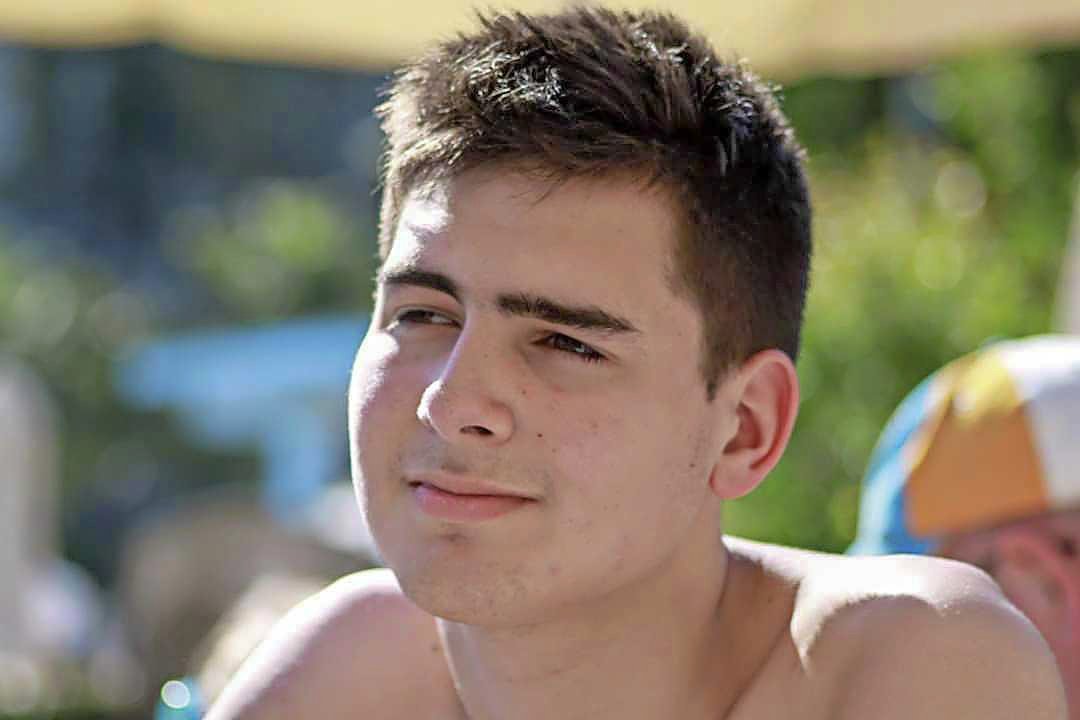 Zes jaar geleden werd 18-jarige Rik van de Rakt zonder enige aanleiding neergestoken door Ayoub Y., een asielzoeker. Dit soort monsters verwelkomen wij met open armen in Nederland, zo 'streng' is ons asielbeleid.

Bron: omroepbrabant.nl/nieuws/3322985…