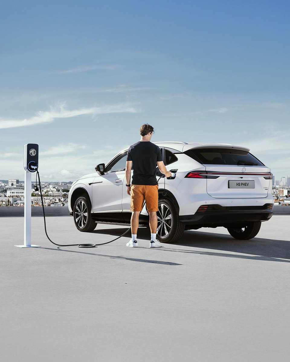 AmbrosiMotor's tweet photo. Guarda invece alla nuova generazione di propulsori MG Hybrid Plug-in⚡: fino a 1000 km di autonomia complessiva in una sola ricarica e solo 14 gr. di emissioni ogni km 🔋. https://t.co/aag3rxFDWU