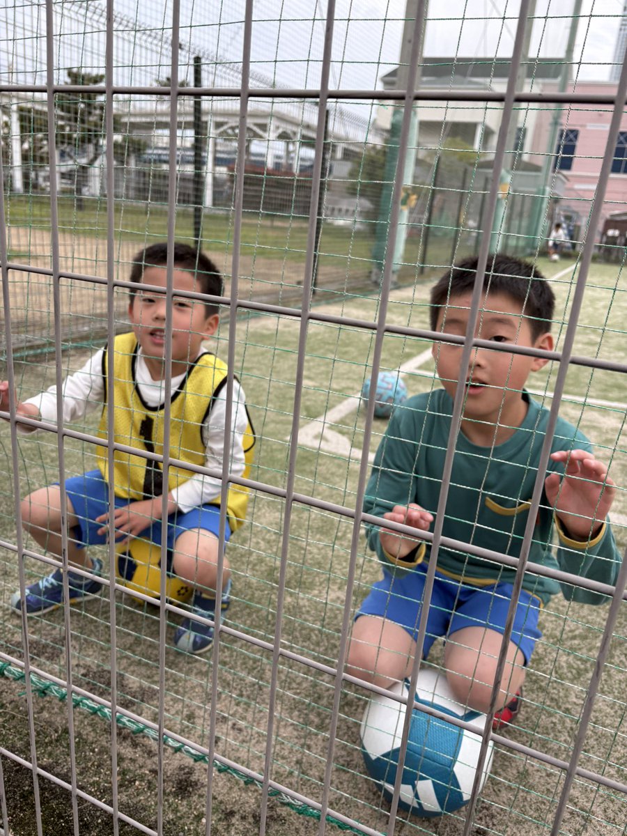 ksuke0224's tweet photo. 今日は長男のチャリンコ練習からのハト高合同練習からの、サッカーの体験教室😊
長男、足が速いのでなかなかいい感じ😊 https://t.co/qXJQ0ahOCZ