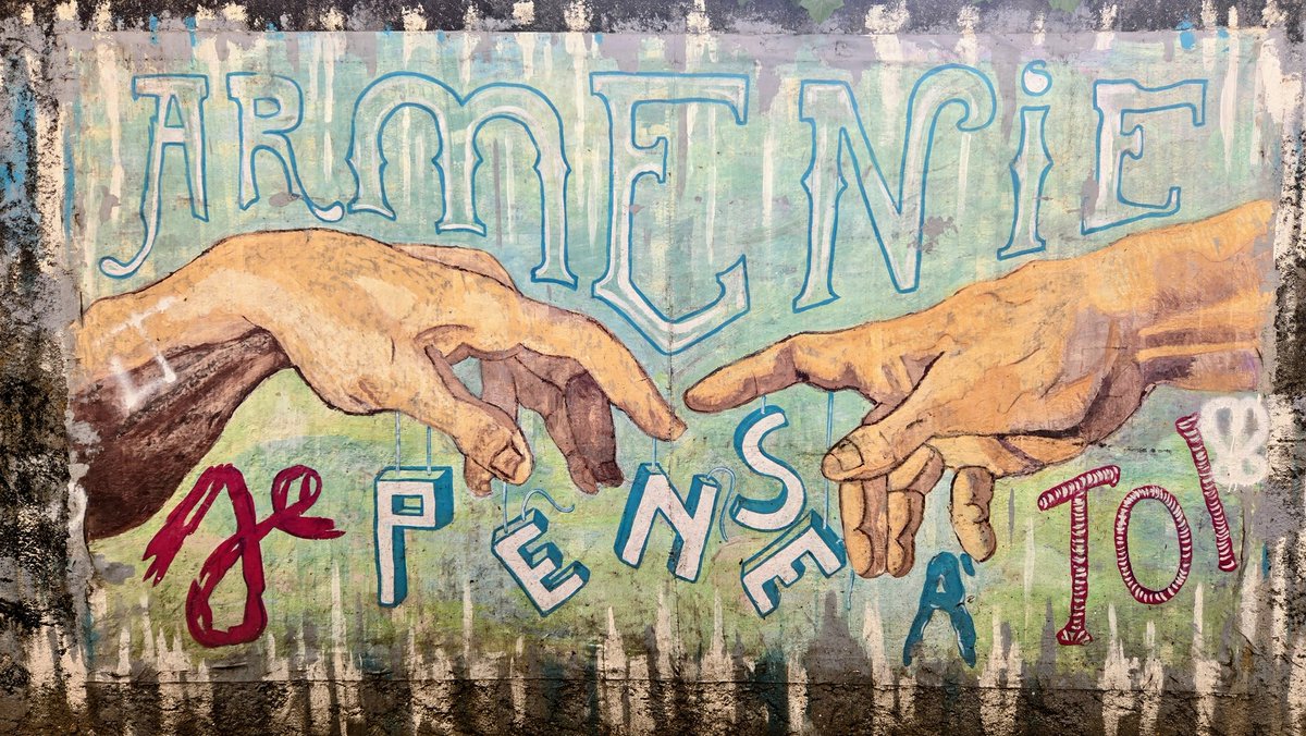 MichelleMoggio's tweet image. Street Art on a tiny street in the #FrenchRiviera #TheParisEffect #travel #graffiti #France