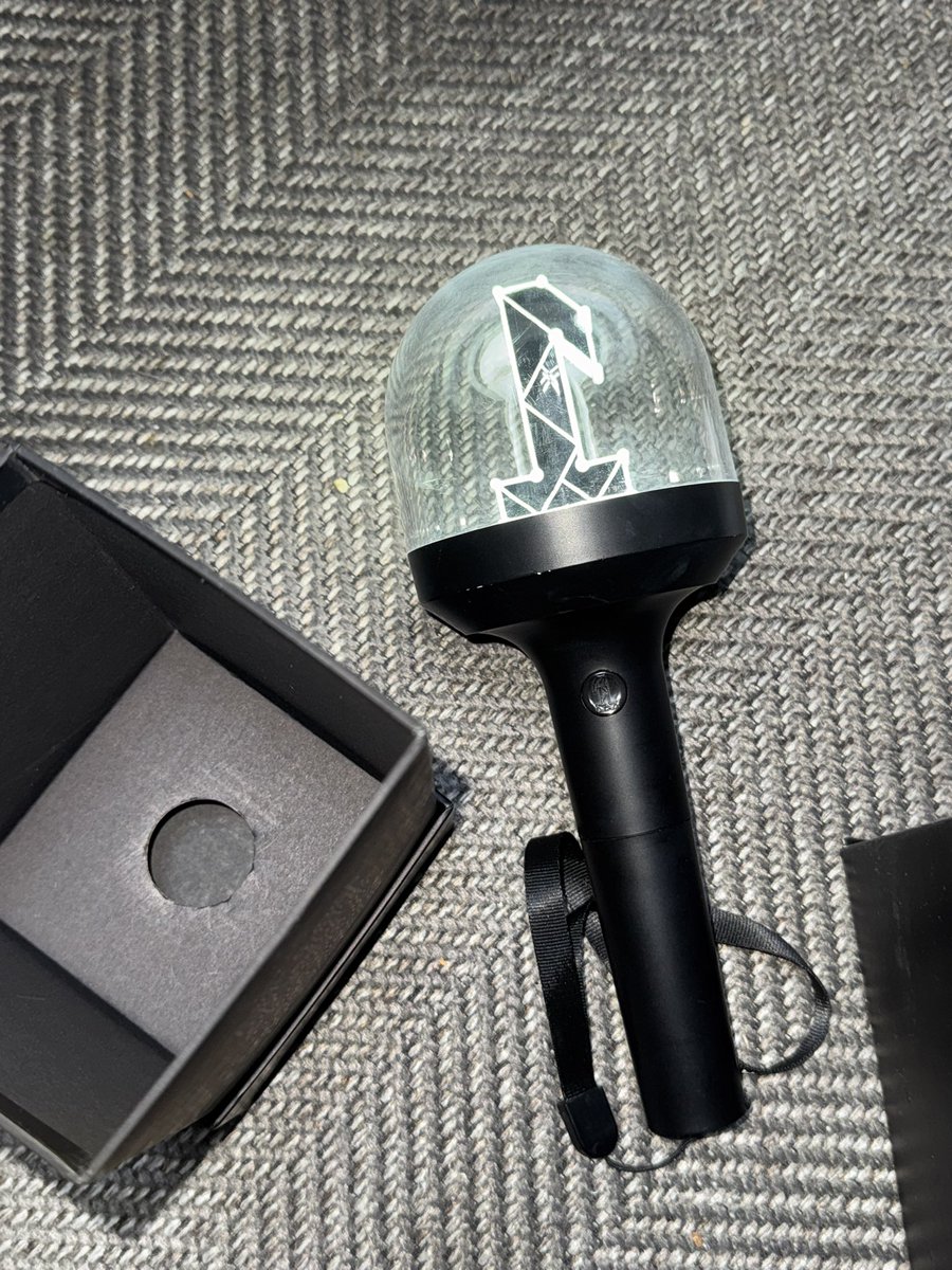 manpal_i's tweet image. 워너원 응원봉 너블봉 
배송비 포함 3.9에 양도합니다.
워너원 막콘때 한번 사용한거라 봉 사용감 거의 없어요! 
건전지 넣으면 작동합니다. 
상자, 스트랩 모두 O

open.kakao.com/o/sevVQImi

#wannaone #윤지성 #하성운 #황민현 #옹성우 #김재환 #강다니엘 #박지훈 #박우진 #배진영 #이대휘 #라이관린