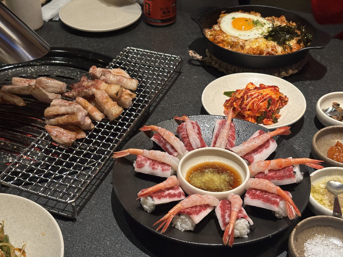 kiricccc's tweet photo. 📍합정 대목

삼겹살 항정살 맛있어요 
차돌 소금김밥 생각보다 그냥 그랬어요
김치볶음밥은 단 맛이 강한 편! https://t.co/GpDJzSJm6g