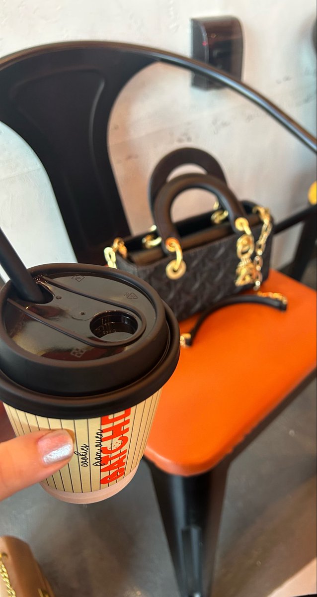 جرب يوم تسحب على الدوام وتشرب قهوتك مع كوكيز  بملح البحر 🍪🤍