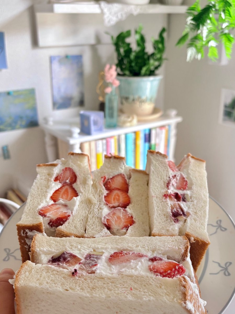 _qulnp_'s tweet photo. 春なのでフルーツサンドをつくった！🍓 https://t.co/JS4WT8a9V7