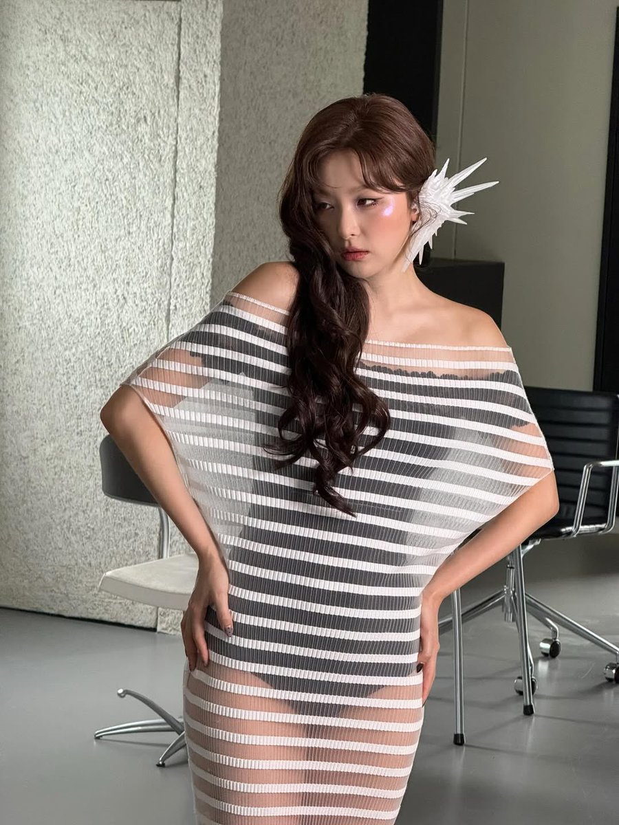 thinking about siren seulgi in this outfit