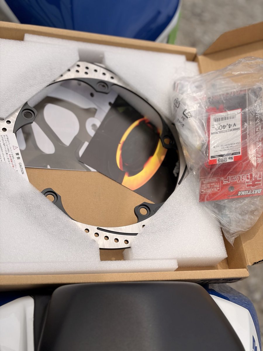 gsxr125zx25rizu's tweet image. 当たりが出るまでブレーキ効きません😊
みたいな内容の警告シール怖すぎて草www

赤いパッドは３倍のスピードが出るとか
出ないとか…！！？
そしたらもーあれじゃん実質
隼じゃん！！！(*´д`*)ﾊｧﾊｧ

#SUNSTAR
#GSXR125