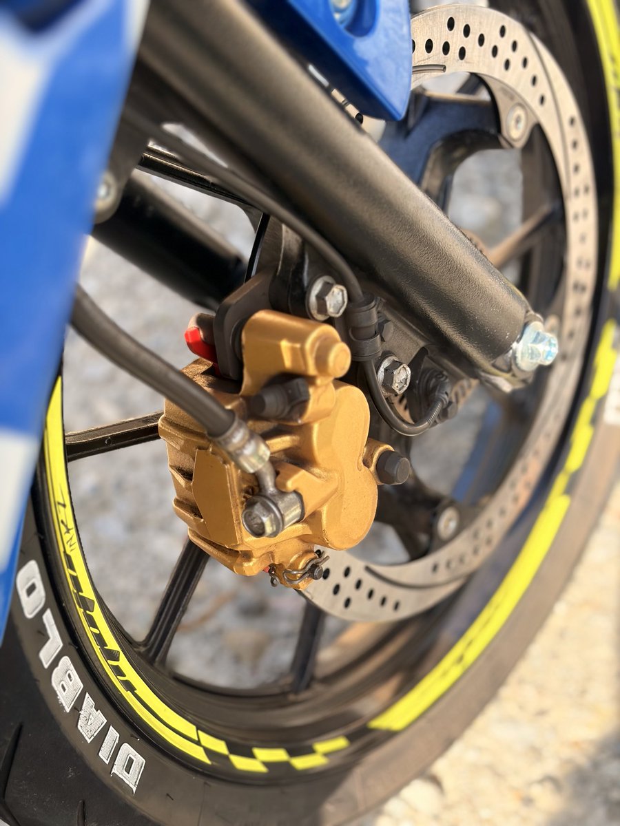 gsxr125zx25rizu's tweet image. 当たりが出るまでブレーキ効きません😊
みたいな内容の警告シール怖すぎて草www

赤いパッドは３倍のスピードが出るとか
出ないとか…！！？
そしたらもーあれじゃん実質
隼じゃん！！！(*´д`*)ﾊｧﾊｧ

#SUNSTAR
#GSXR125