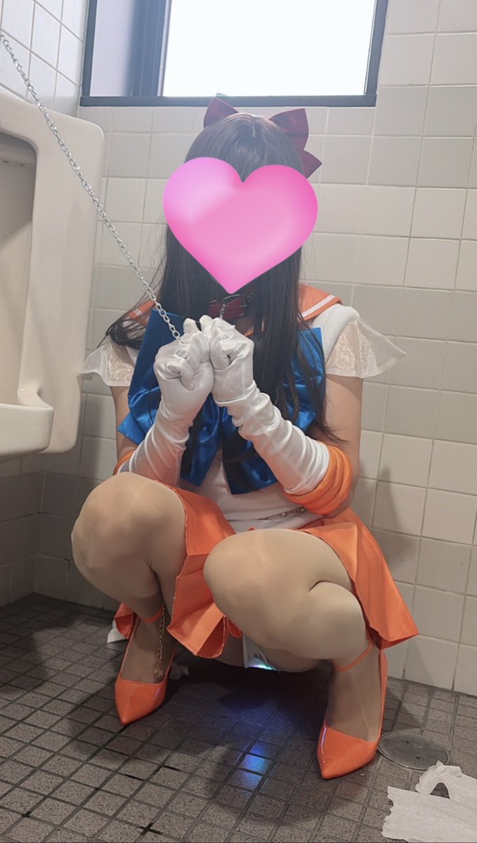 yu_pantyhose's tweet photo. 4月19日は飼育の日⛓️🐶
気取ってるセーラーヒロインを、今日から私のペットとして飼育してみませんか？

名前：ゆう（犬種：セーラーヴィーナス）
性格：大人しいけど年中発情中・パイパン処理済・アナル貫通済の超敏感雑魚ペット
好きな食べ物：新鮮な精子（特に濃厚なのをおねだりします）
特技：鎖で繋がれたままお漏らし我慢しながら尻尾を振ること
⚠️ 注意事項 ⚠️
・おちんぽを見せると即飛びついてしゃぶりつきます
・トイレで鎖に繋がれてる姿を見られると興奮して勝手に濡らしちゃうので要注意
・散歩のときは短いスカートでM字開脚必須です
今日も公衆トイレの個室で、首輪と鎖で繋がれて飼い主さんを待ってます…🫣💦
早くおちんぽで躾けてくださいね、飼い主様🍌🥺

#男の��
#飼育の日
