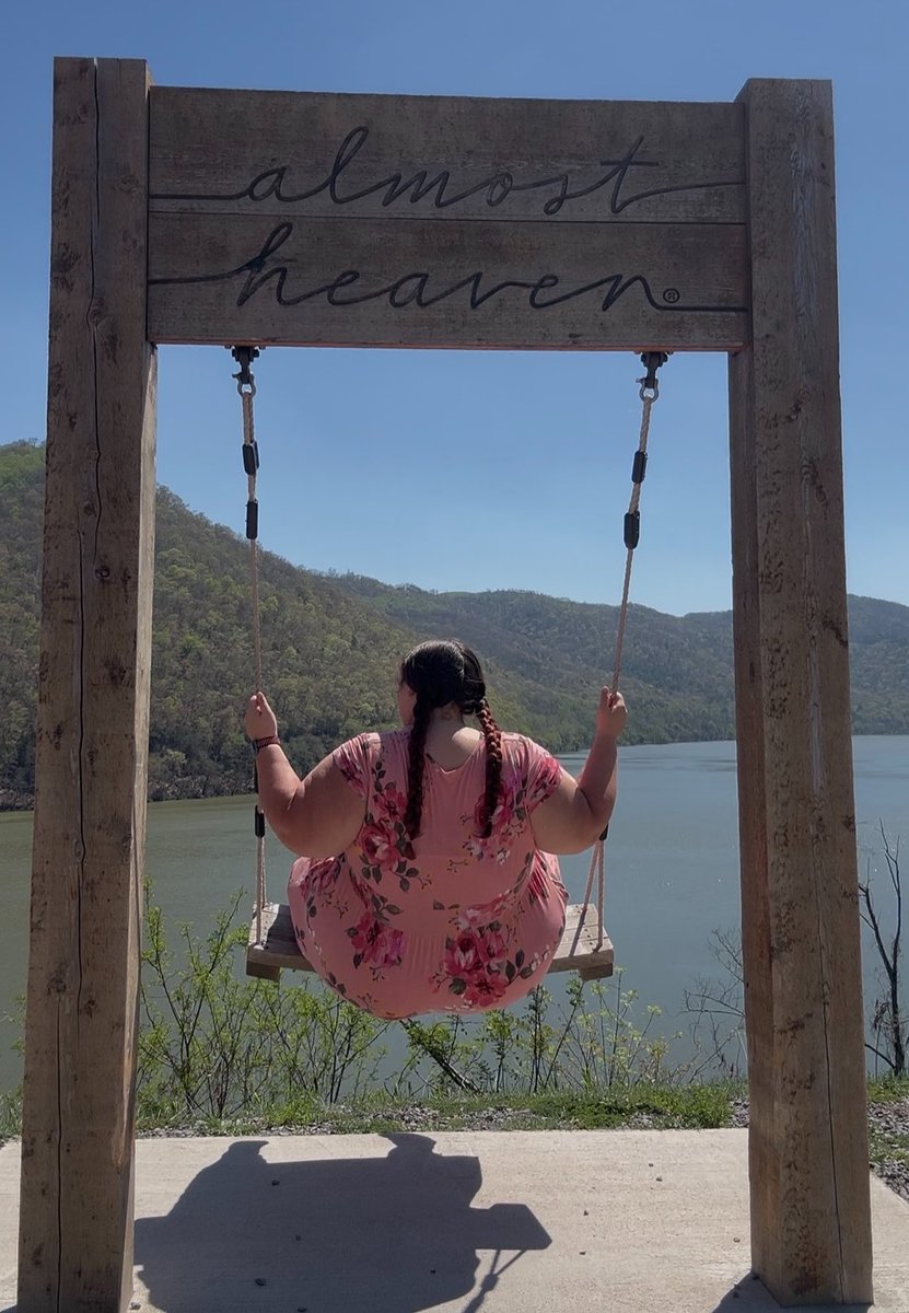 amber_sothicc's tweet photo. Almost heaven 😌👀
.
.
.
I can’t decide which view is better 
.
. 
.
Me or the scenery 🫣 https://t.co/FjpyZZqONZ