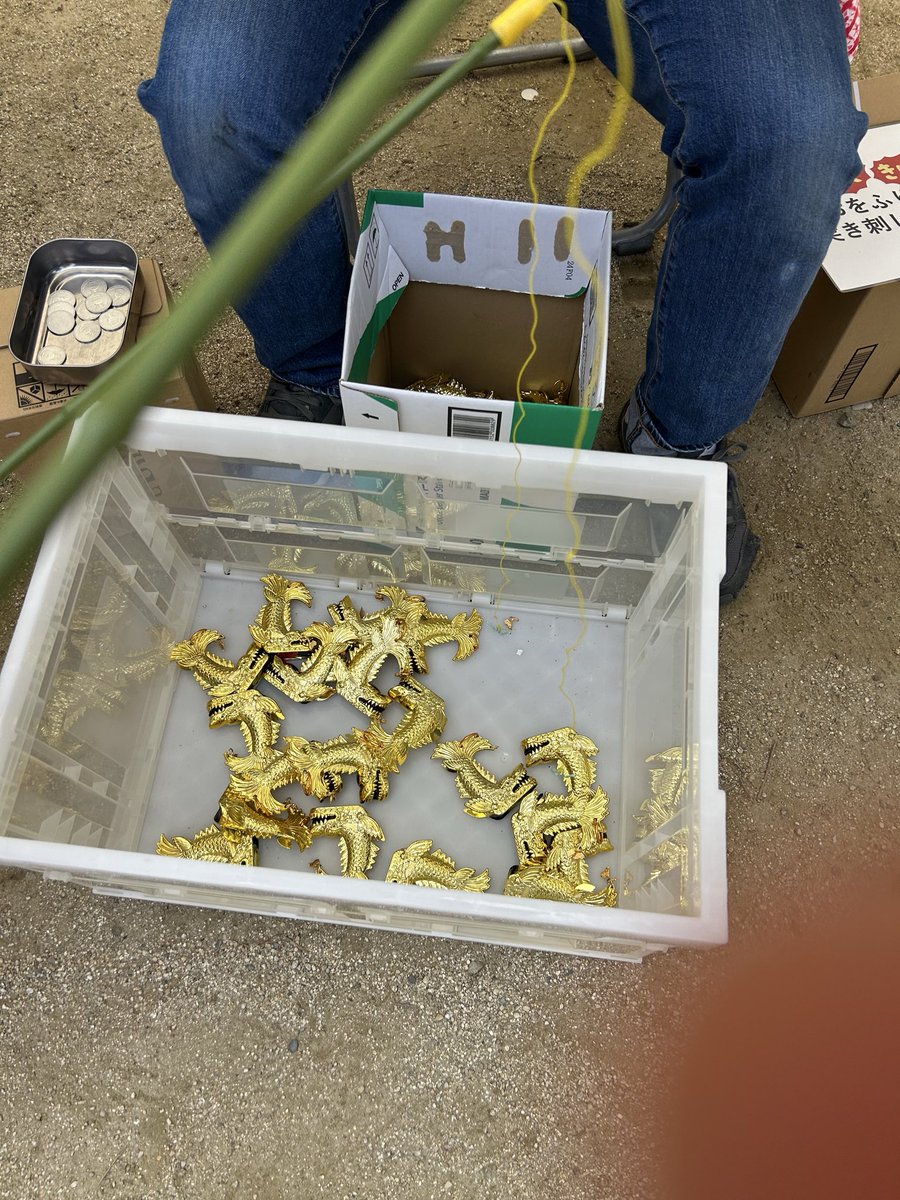 chamamans's tweet photo. お土産サンプル
あと金シャチ釣りが熱い。
釣ったやつに貰えるコインの枚数があいてあった。
自分は１枚でした🙆‍♂️
もらったコインでガチャを回す。 https://t.co/m5hV5WEESB
