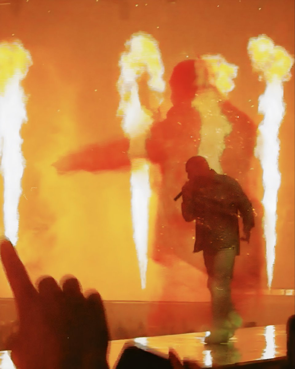 ovojwhn's tweet image. Sum Photos I Took Of The Boy Drizzy Drake In Milano Night 1 #drake #ovo #iceman ICEMAN SZN 🧊