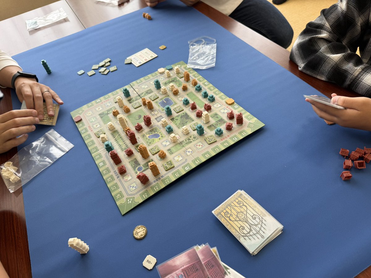 fameeple's tweet photo. 4月18日
第22回　うちはらボードゲーム交流会
参加者11名
合計16名での開催

小学生以下4名
中学生2名
高校生1名
一般4名

良く来てくれる子達の学年が、
ひとつ上がったのが嬉しい😆

今回は大人が頑張って勝ってました✨
まだまだ負けない❗️

#水戸
#ボードゲーム会 https://t.co/FFoP1uUOym