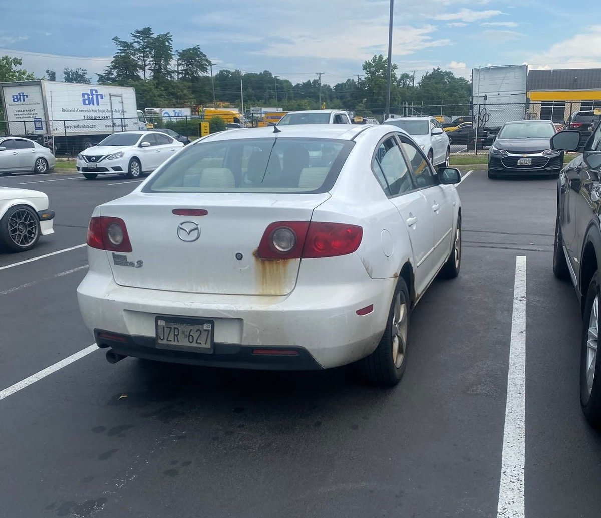 Mileage_impo's tweet image. 2006 Mazda 3 2.0L with 747,824 miles (1,203,506 km) on the clock. 

One owner since new.

Original engine and transmission.

The owner is driving for 140 miles (225 km) daily. 

It looks like rust is winning.