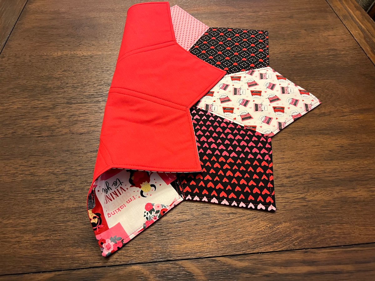 angelhw1956's tweet image. Quilted Valentines Table Topper tuppu.net/59e34b33 #Etsy #TeaTimeQuiltsnMore #Valentines