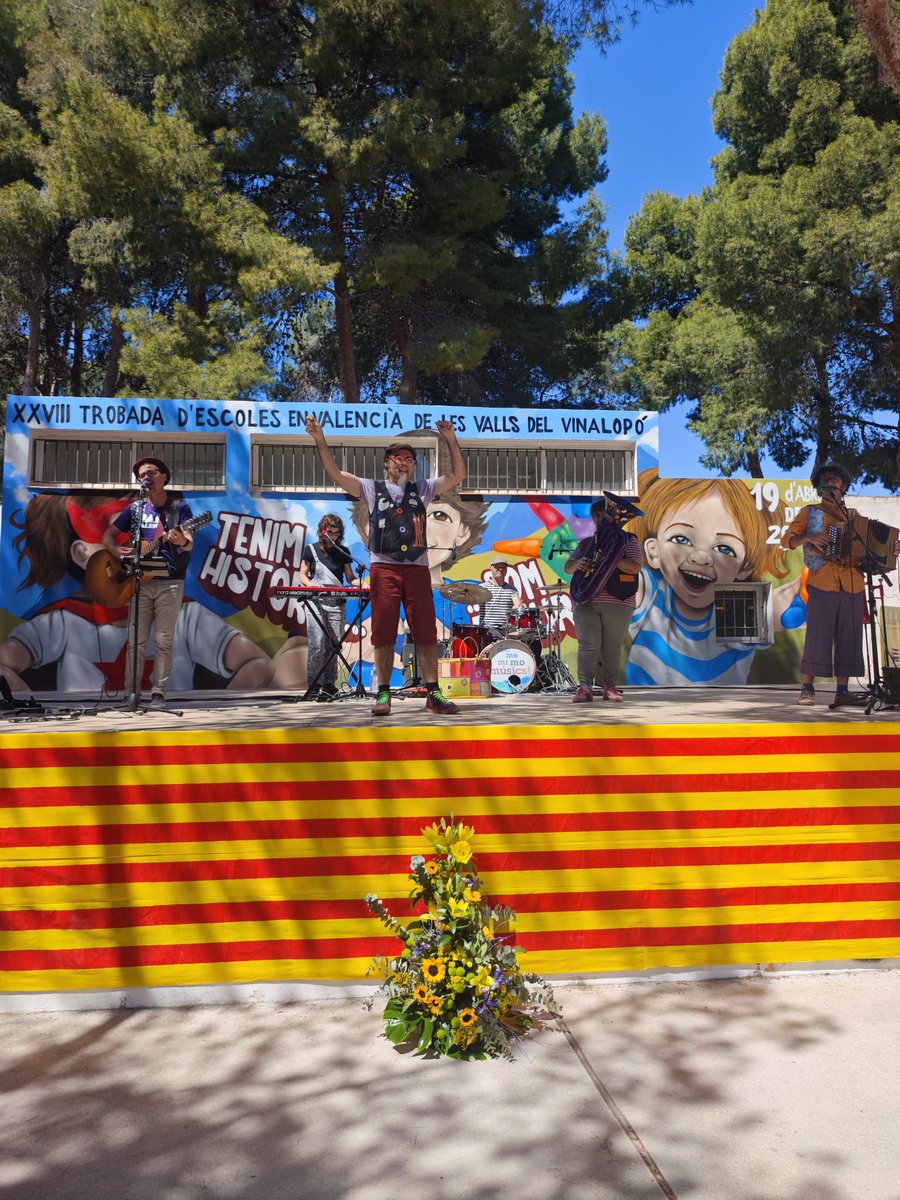 escolatv's tweet photo. Èxit total a la XXVIII Trobada de La Romana! 🧡 Una jornada de dignitat amb l'escola pública i en valencià com a protagonistes.

Brutal la versió de @figaflawas de l'alumnat del CEIP La Romana! 🎤🔥 Som poble, som futur. ✊📚

#Trobades2026 #EscolaValenciana #VallsDelVinalopó https://t.co/BtghQNIUtb