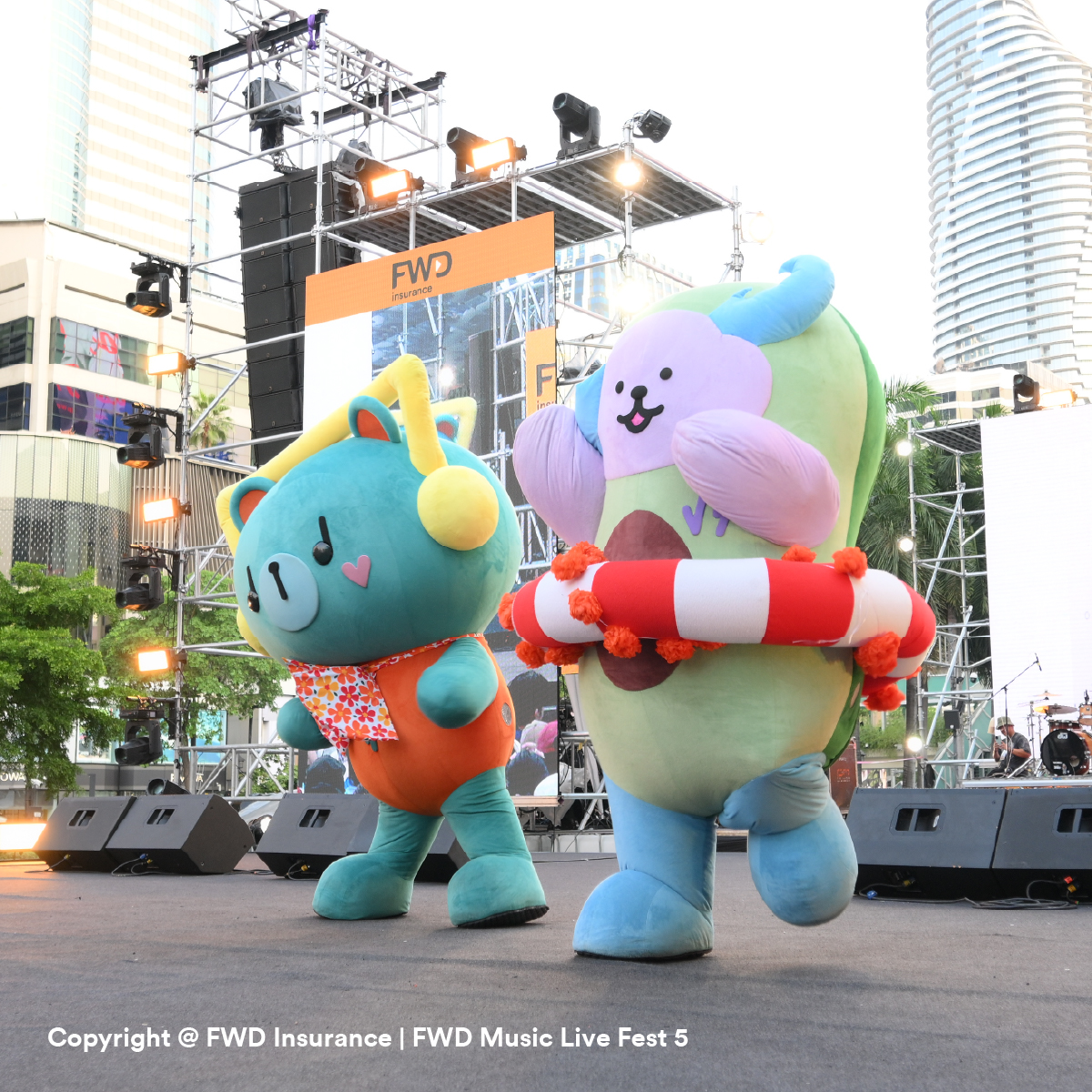 โดนน้ำยังพอทน แต่โดนสเต็ปความน่ารักแบบนี้พอเลย อุนย่าอุนยายใจบางไม่ไหวแล้ววว 🥰 <a href="/permpoon_GMMTV/">PERMPOON</a> <a href="/avocean_GMMTV/">AVOCEAN</a> 

มาส่งท้ายสงกรานต์ไปด้วยกันวันนี้ ที่ลานหน้า centralwOrld กับ
NAMP, SuperThai, CLO’VER, F.HERO, Jeff Satur, Mandrake Band, PERMPOON, AVOCEAN