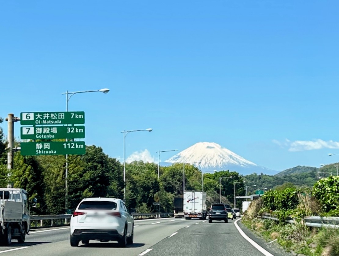 shakebenblog's tweet image. 旅の話
さて出発の日に戻って木曜日
出航の時刻を確認して逆算すると共に
余裕の時間を足して🤔出発🚗³₃

東京方面から東名を使って下っていくと
大井松田の辺りで富士山が
高速の真正面に見えるんです🗻

遠くから見ている富士とは
やっぱ違うね‼️迫力が😁

 #旅の記録  #ドライブ #東名高速 #富士山