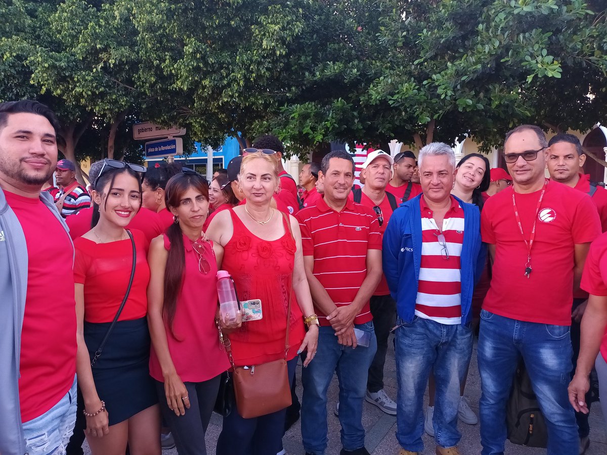 Hoy se dieron cita los bayameses en la plaza de la Revolución, unidos contra el #Bloqueo <a href="/ETECSA_Cuba/">ETECSA</a>