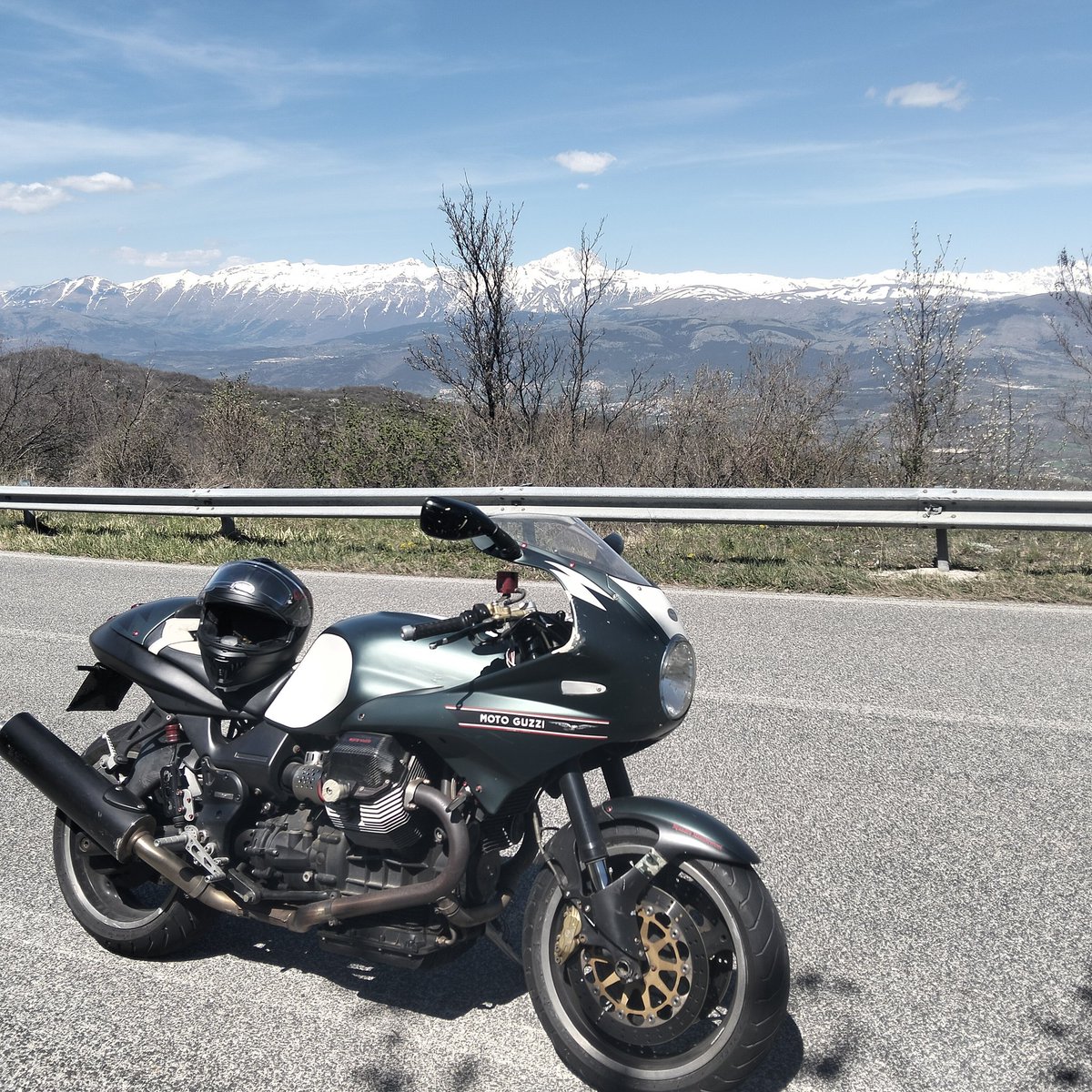 ranallo_claudio's tweet photo. La bellezza in una foto..
Sullo sfondo la catena del Gran Sasso.
#sundaypic https://t.co/YVvp5PnVcq