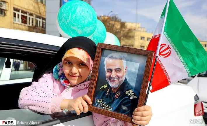 یک لبخند از دختری در این سرزمین
گاهی سنگین‌تر از یک لشکر است.
#لبخند_خدا