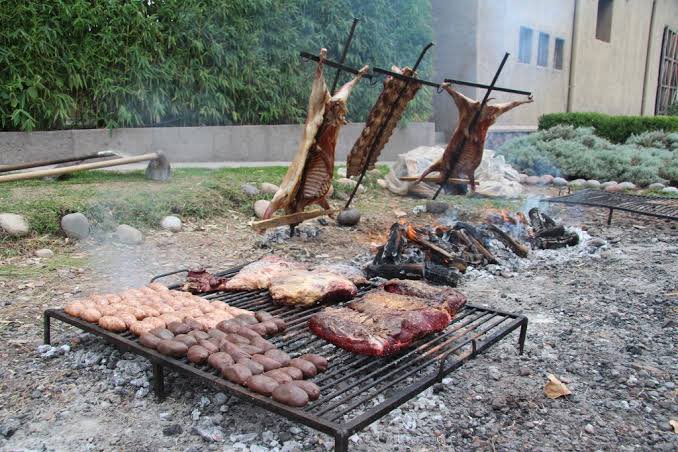 abulmuzaffar10's tweet photo. Hancurnya ekonomi di Argentina.

Dulu orang Argentina hobby banget makan daging sapi. 

Daging sapi itu budaya orang Argentina. Setiap akhir pekan, orang-orang Argentina sibuk barbecuan sama keluarga.

Apalagi, sampai sekarang, mereka adalah salah satu negara pengekspor daging terbesar di dunia.

Soalnya, Argentina itu isinya mayoritas padang rumput. Jadi cocok buat peternakan sapi.

Tak heran sekitar puluhan tahun lalu (2011-2012), konsumsi daging sapi di Argentina bisa 55 kg per orang dalam 1 tahun. Tertinggi di dunia.

Sekarang pas 2026, konsumsi daging mereka hanya 47 kg. Efek ekonomi hancur mengakibatkan harga harga sangat mahal.

Bahkan sudah ada wacana di sana untuk mulai makan daging keledai.

Ya, keledai.

Harga daging keledai di Argentina 7000 peso, jauh lebih murah dari daging sapi yang mahalnya minta ampun, 25000 peso.