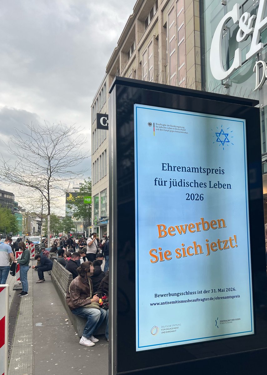 Zu der als „Großdemo NRW“ beworbenen Veranstaltung israelfeindlicher Gruppen versammelten sich am Samstag in #Düsseldorf etwa 200 Personen.
Antisemitische Inhalte wie NS-Relativierungen u. das demonstrative Leugnen des israelischen Existenzrechts dominierten die Demo.
#dus1804
🧵