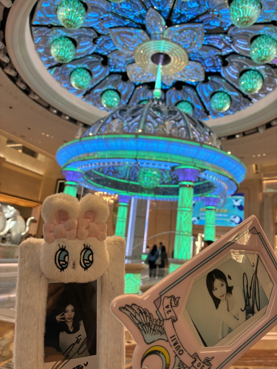 今更だけどマカオコン🫧2ショを撮りに行ってきました🐠まーちゃん一緒に行ってくれてありがとう🤍

初めての韓国以外の海外コン、
公演もメンバーの反応も現地のファンの方も香港マカオ観光も全部最高の想い出🌙
良い想い出をくれてありがとう、あるる大好き🤍 好きすぎて滅‼️