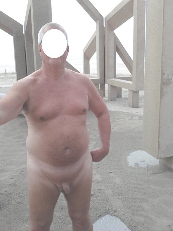 ZoNeutraal's tweet photo. Flashing on a beach, and a little art behind me. https://t.co/l6as4Rn7ii