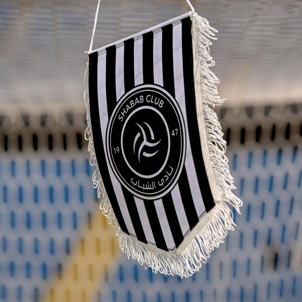 معك من وين ما ذعذع هواك ومالت الفيّه🤍🖤