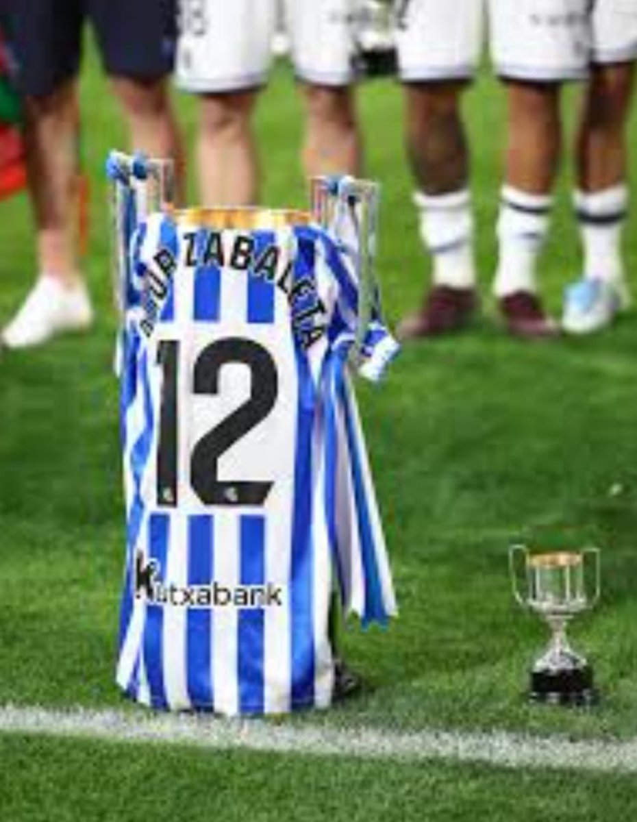 gureada_'s tweet photo. Bai Aitor, Kopa ekarri dizute. Zorionak errealzale guztiei 👏🏼 https://t.co/VtuXEgHTjo