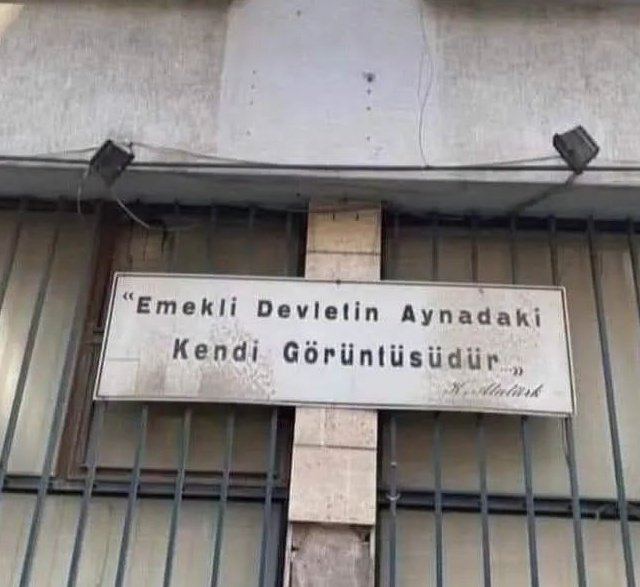Samsun Emekli Sandığı eski binasındaki levhada yazan cümle günümüze ışık tutuyor...

#EmekliMaaşı Asgari Ücret
 #KademeliEmeklilik #EYT