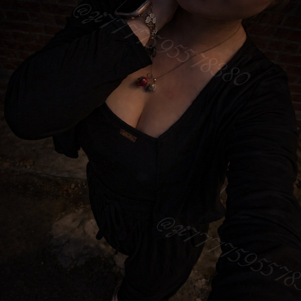 聽墻根的貓咪 tweet media