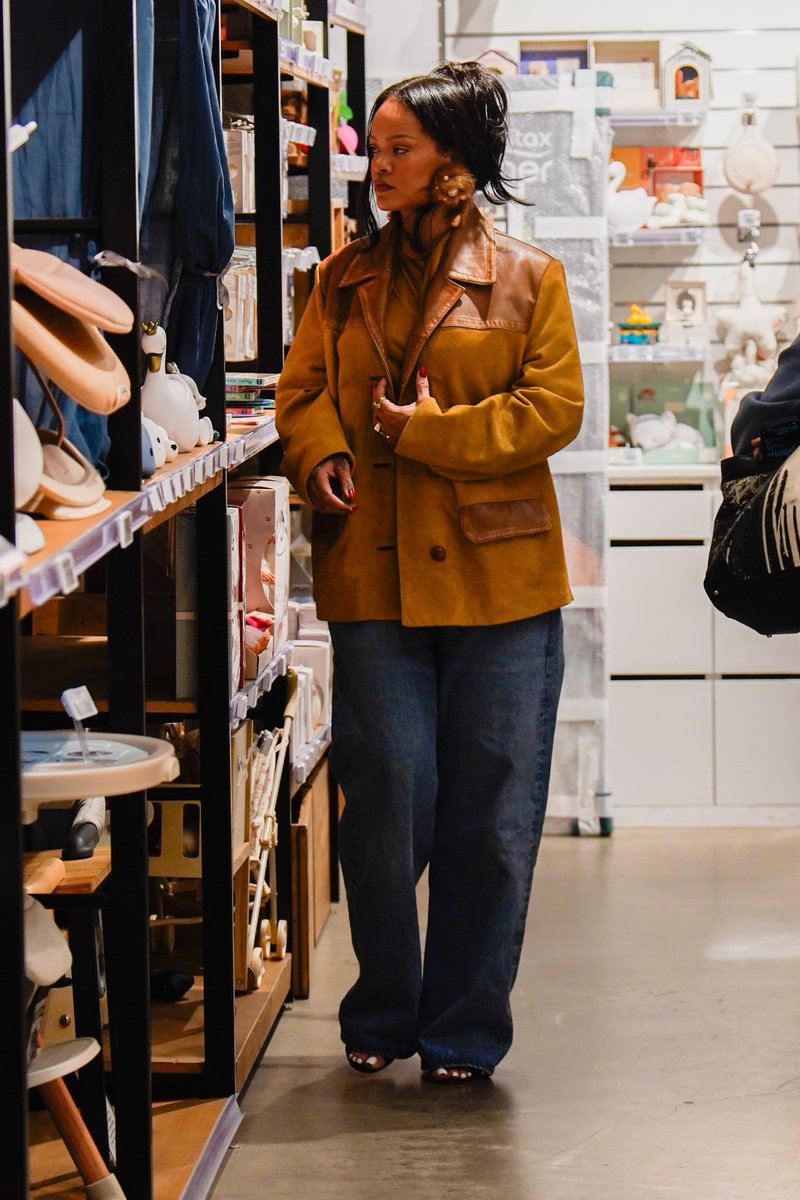 Rihanna Gallery tweet media