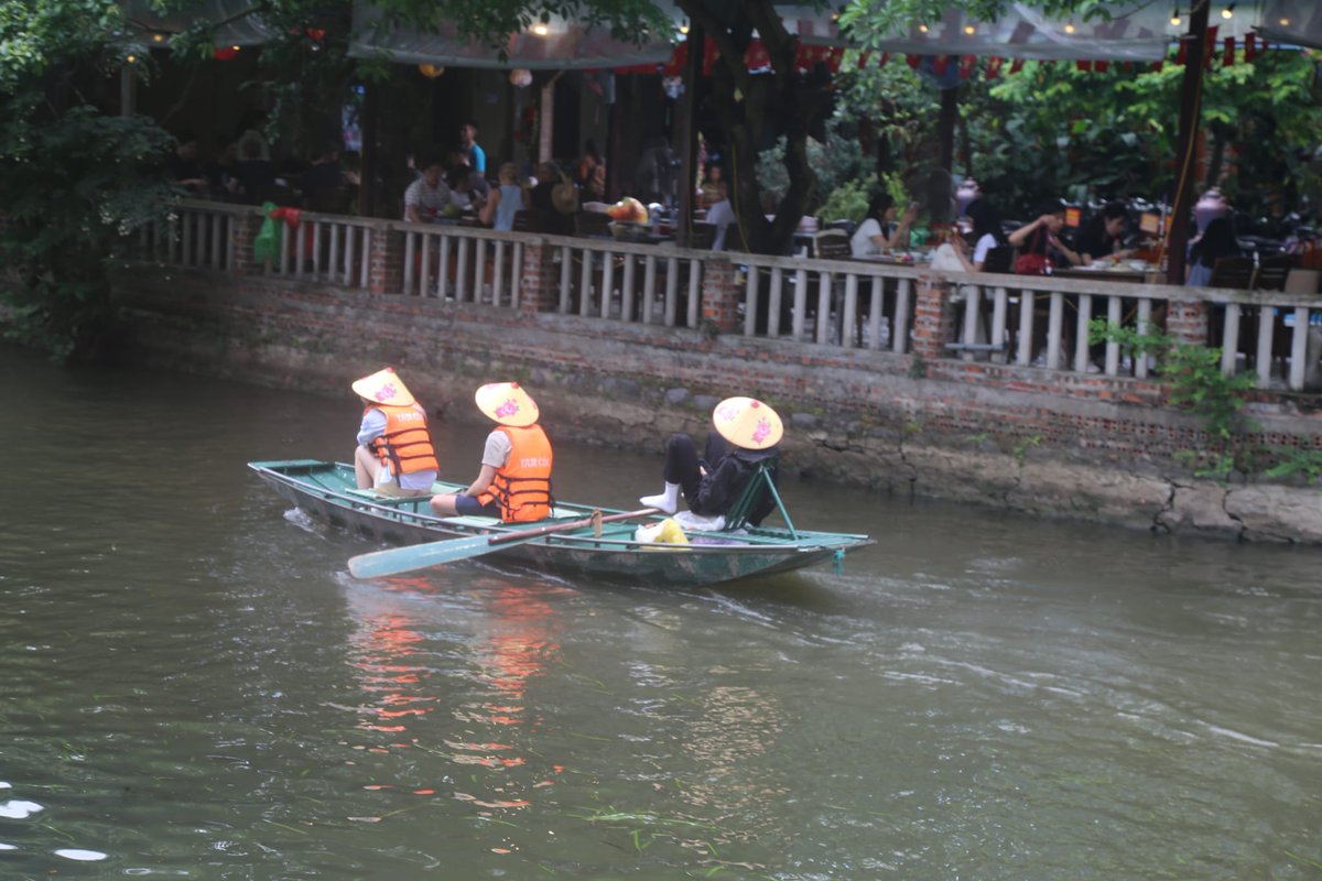 Sukani123's tweet image. Ich habe euch die schönen Seiten von Ninh Binh, #Vietnam gezeigt, aber, alles hat zwei Seiten, und der Tourismus hat dieses Juwel auch längst entdeckt.
Warteschlangen für eine Ruderboottour in den traditionellen Booten.