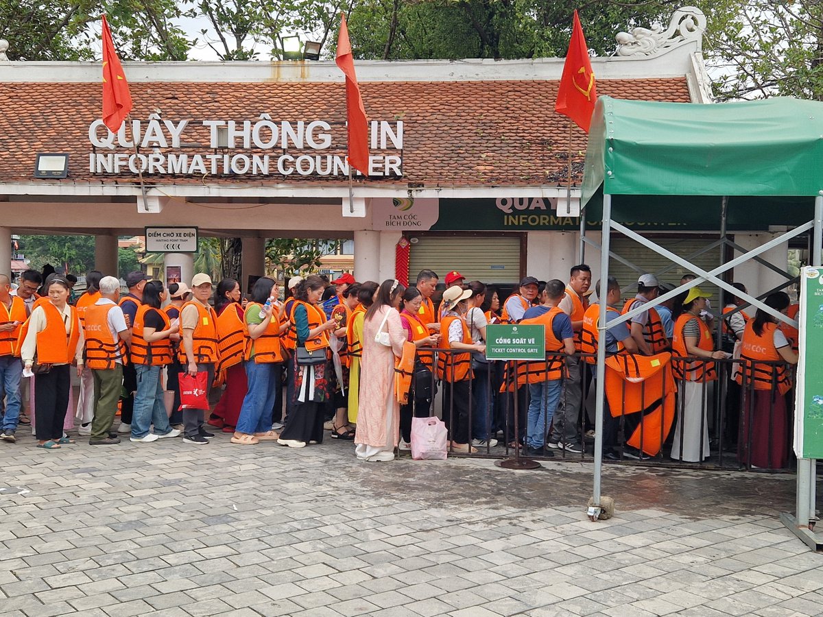 Sukani123's tweet image. Ich habe euch die schönen Seiten von Ninh Binh, #Vietnam gezeigt, aber, alles hat zwei Seiten, und der Tourismus hat dieses Juwel auch längst entdeckt.
Warteschlangen für eine Ruderboottour in den traditionellen Booten.