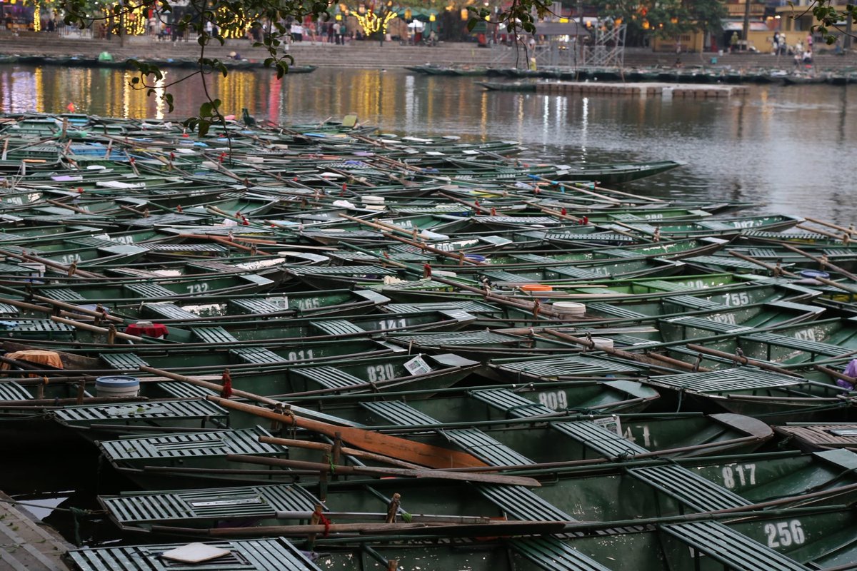 Sukani123's tweet image. Ich habe euch die schönen Seiten von Ninh Binh, #Vietnam gezeigt, aber, alles hat zwei Seiten, und der Tourismus hat dieses Juwel auch längst entdeckt.
Warteschlangen für eine Ruderboottour in den traditionellen Booten.