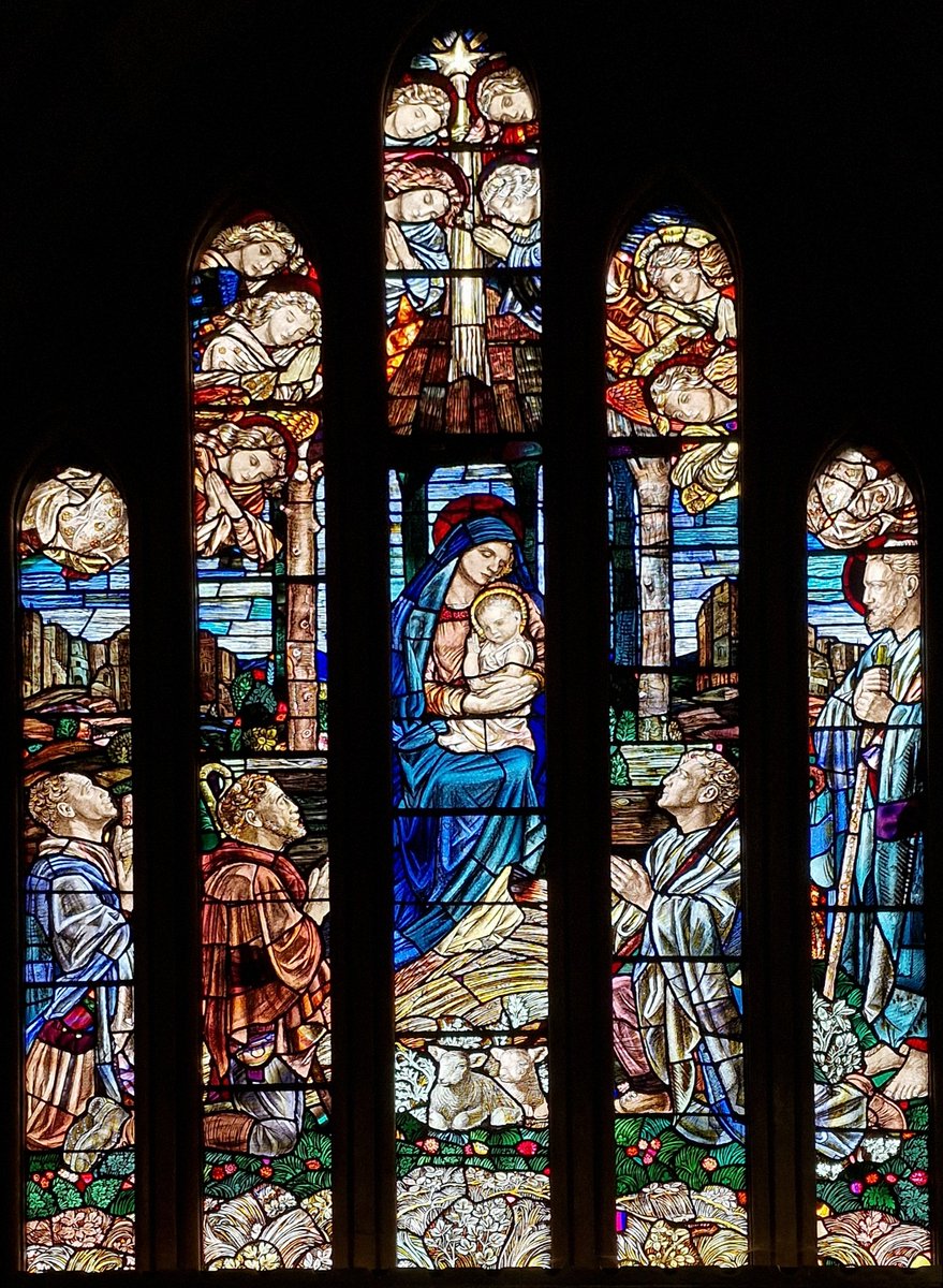 StroudStory's tweet image. Needed better pics of this and other things in Prestbury church, #Gloucestershire, as hadn't been since 2019 when I knew nothing about anything #ArtsandCrafts #Cotswolds #churches-wise. That was about to change! The east window is by Henry Payne, 1933 #StainedGlassSunday