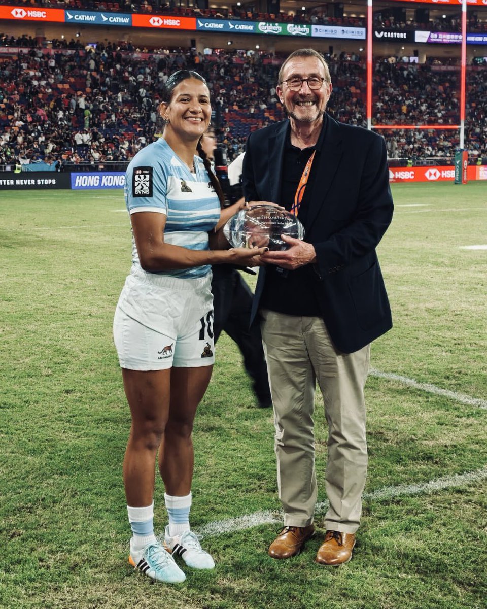 ¡Histórico! 🇦🇷 Sofía González recibió el premio a la mejor jugador novata del Seven de Hong Kong. ¡Primera vez que se lo otorgan a una mujer en la historia del certamen! 😮‍💨

¡Felicitaciones, Sofi! 👏🏻